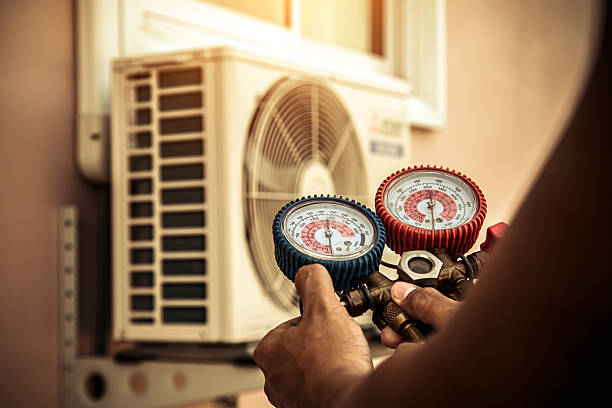 Professional Hvac technician working in Mansfield, AR
